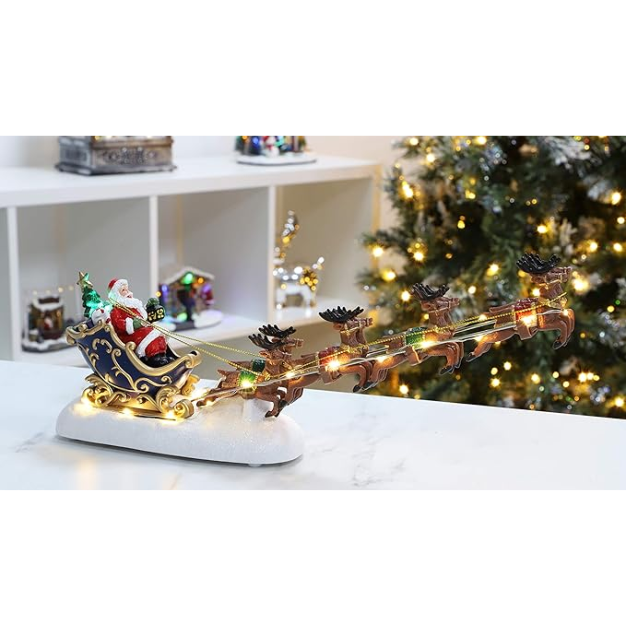 Décoration LED Traîneau du Père Noël & Rennes Volantes 34cm, Base Neige Pailletée, Décor Traditionnel de Noël, Fonctionne à Piles