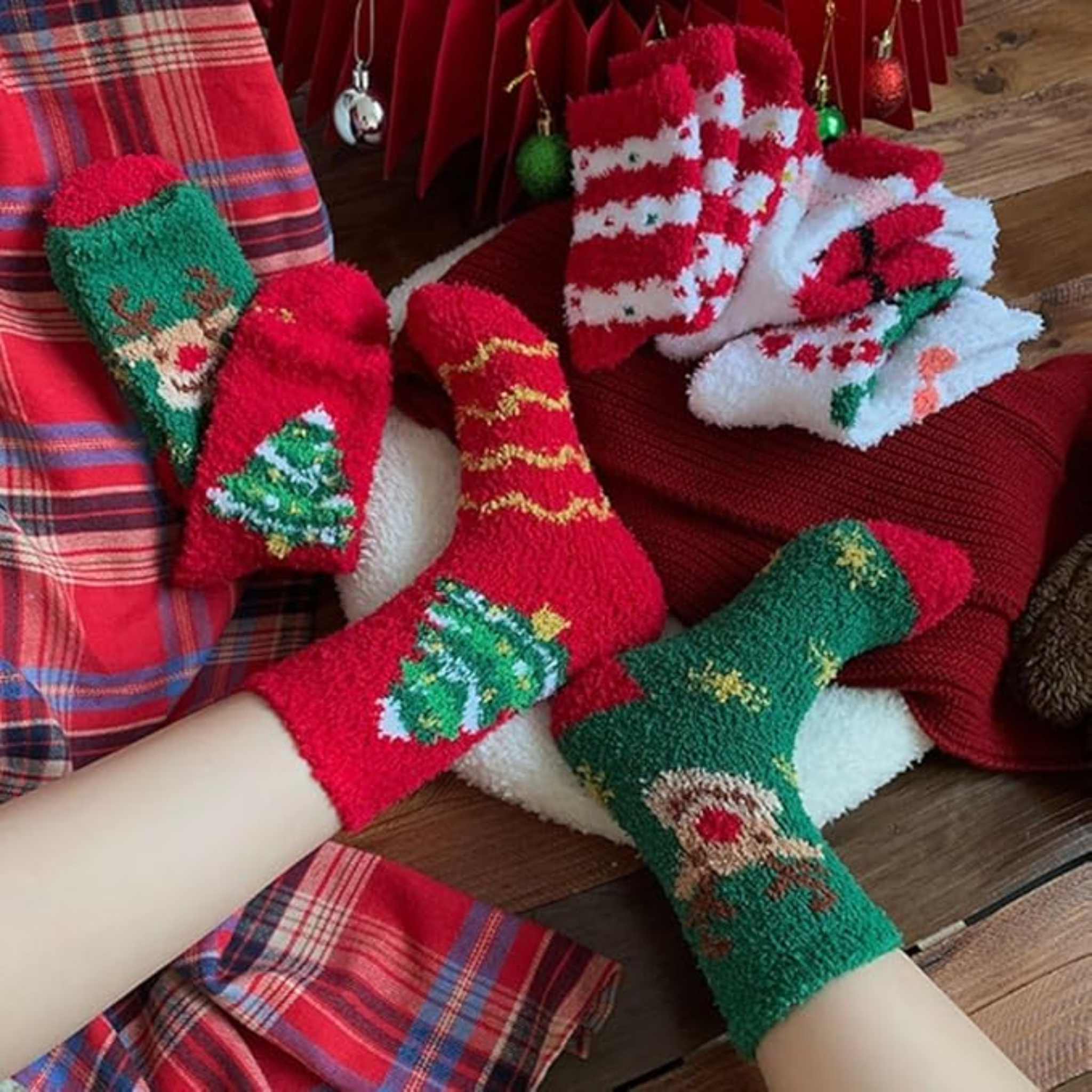 Lot de 5 Chaussettes de Noël Douces & Chaudes, Fleece Corail Hiver pour Femmes & Adolescentes, Motifs Bonhomme de Neige & Sapin, Idéal pour Cadeaux et Bas de Noël